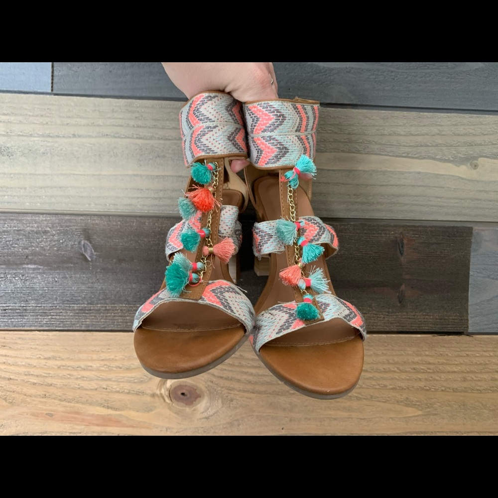 Súper cute fun round town heels 💋🤍